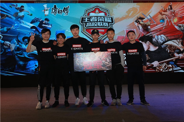 队员仍按既